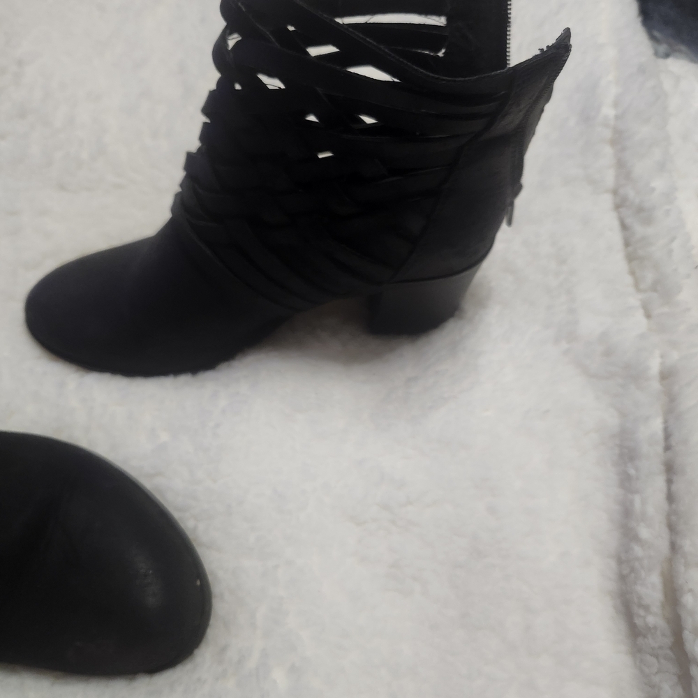 Elegant Black Women's Shoes Size: 7M - Picture 2 of 4